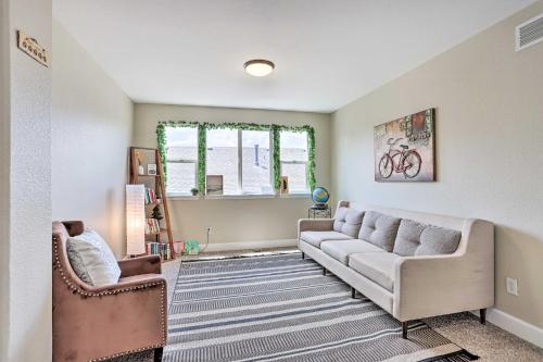 Χώρος καθιστικού στο Spacious Parkview Home Near Denver with Game Room