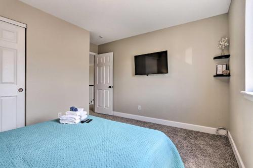 Ένα ή περισσότερα κρεβάτια σε δωμάτιο στο Spacious Parkview Home Near Denver with Game Room