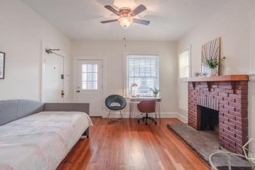 ein Schlafzimmer mit einem gemauerten Kamin und einem Deckenventilator in der Unterkunft The Villa Emerald 1B Walk to Downtown Covington in Covington