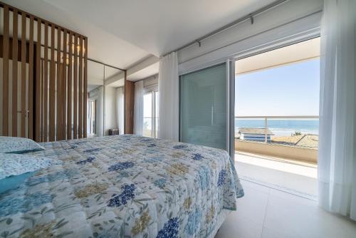1 dormitorio con cama y vistas al océano en 161 - Cobertura de Luxo com Vista Mar em MARISCAL, en Bombinhas