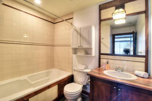 une salle de bain avec un lavabo, des toilettes et une baignoire dans l'établissement Tremblant-Les-Eaux C1, à Mont-Tremblant