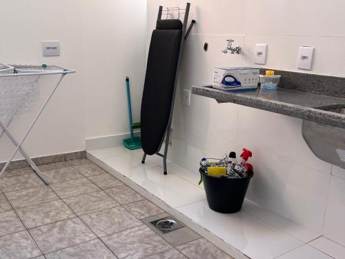 a kitchen with a trash can in a room at Apartamento em Uberlândia - Apê do Pedro in Uberlândia