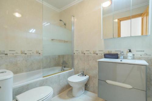 een badkamer met een toilet, een wastafel en een douche bij Apartment Siyar verde Rojales Benijofar 2 bedrooms with communal pool in Rojales