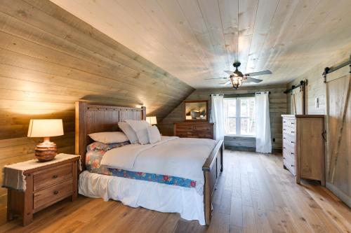En eller flere senger på et rom på Elegant Newport Cabin with Porch and Lake Access