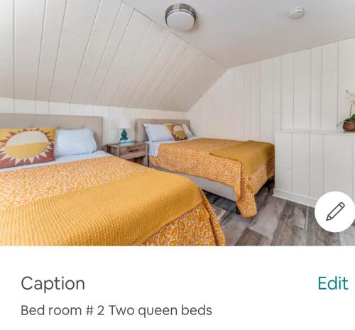 2 Betten in einem Zimmer mit 2 Queensize-Betten in der Unterkunft Entire House with Four Bedrooms, close to Downtown Minneapolis, UofM, Bank Stadium, in Minneapolis