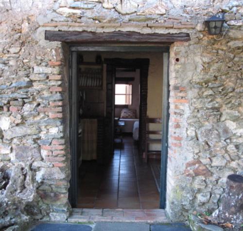 una entrada a una habitación con una pared de ladrillo en Pozuelo 1 JABUGO, en Jabugo