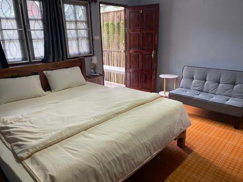 KANNIKA RESORT في كو تشانغ: غرفة نوم بسرير كبير وأريكة