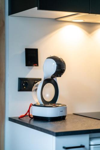 a lamp sitting on top of a counter at Kuusemäe Puhkemaja in Rägavere