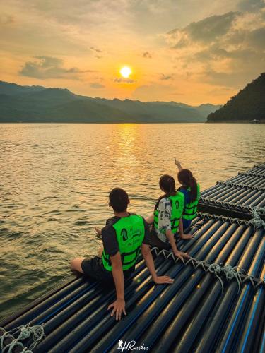 a group of people sitting on a raft in the water at เดอะวอเตอร์ปาร์ครีสอร์ท- The Water Park Resort in Ban Laem Mong Khoi