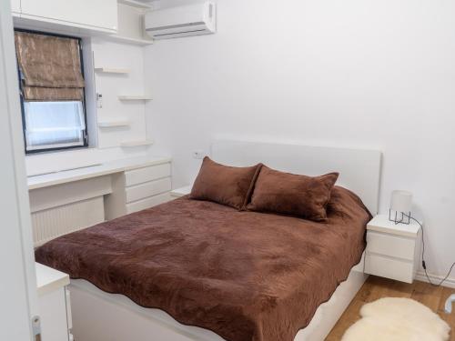 1 dormitorio con 1 cama grande en una habitación blanca en Casa Boes 41 en Vişan