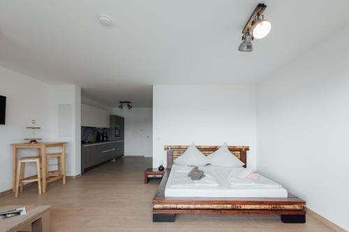 a living room with a bed and a kitchen at Exklusive Ferienwohnungen an der Havel in Werder