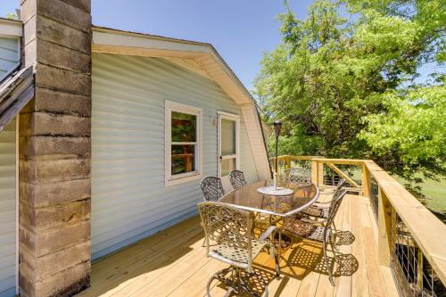 Charming Cabin in Mountain View with Deck! – Photos 2
