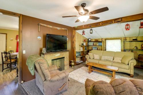 Charming Cabin in Mountain View with Deck! – Photos 4