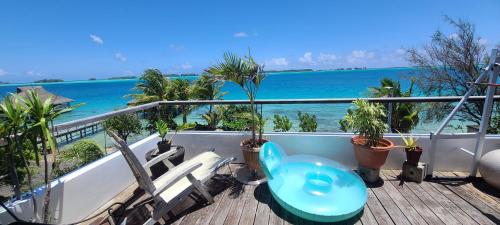 uma vista para o oceano a partir da varanda de um resort em L'Horizon em Bora Bora