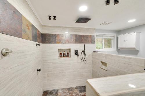Orofino的住宿－Orofino Cottage - Patio, Hot Tub and Outdoor Kitchen，带淋浴和盥洗盆的浴室