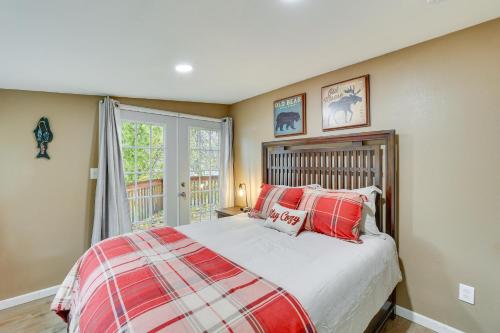 una camera da letto con un letto con cuscini rossi e bianchi di Orofino Cottage - Patio, Hot Tub and Outdoor Kitchen a Orofino