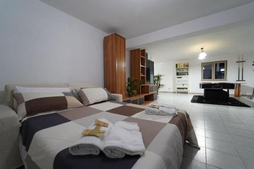 a bedroom with a large bed with towels on it at Casa Consiglia in Corbara