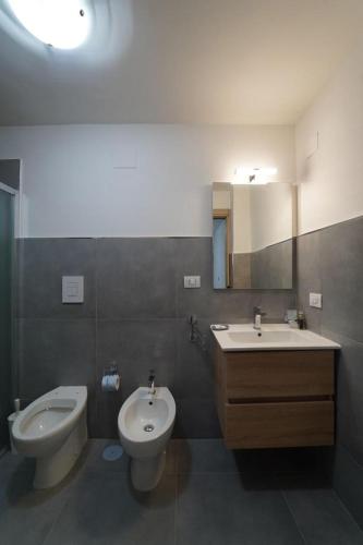 a bathroom with a toilet and a bidet and a sink at Casa Consiglia in Corbara