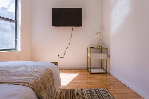 Μια τηλεόραση ή/και κέντρο ψυχαγωγίας στο 5-Bedroom NYC Apartment