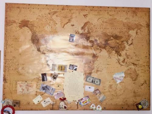 Un mapa del mundo con imanes. en Da La Mae, en Città di Castello