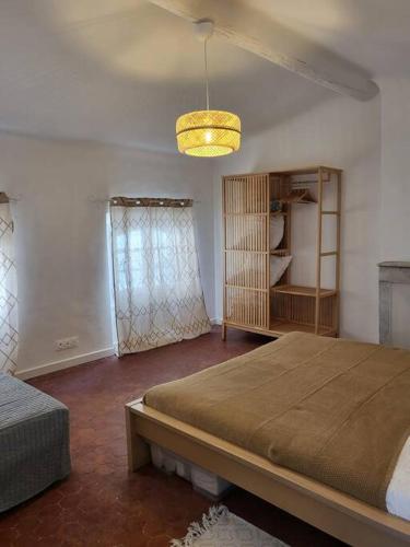 - une chambre avec un grand lit et une lumière dans l'établissement Logement au coeur de Marseille, le Stassi, à Marseille