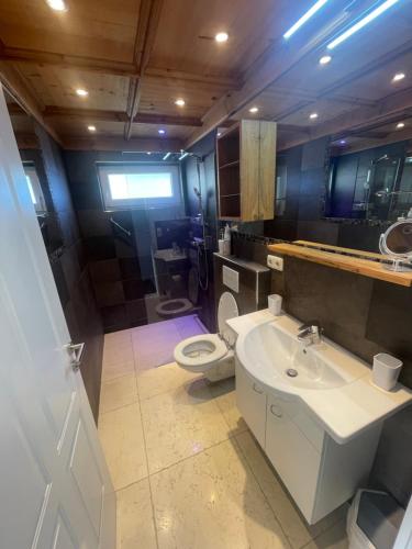 Un baño con lavabo blanco y inodoro. en Appartement Pletzer, en Kitzbühel