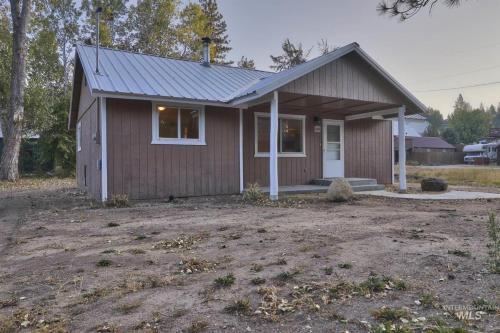 une petite maison avec un toit mansardé dans l'établissement The Gold Mine Cottage, à Idaho City