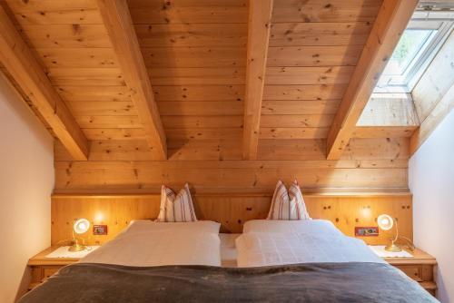 オルティゼーイにあるResidence Prapozの木製天井のドミトリールームのベッド2台分です。