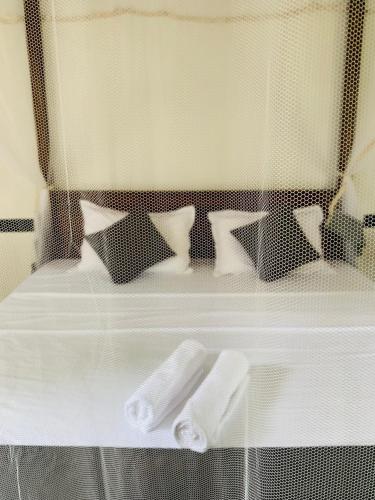 Pearl Gardens Midigama في ميديغاما إيست: سرير وفوط بيضاء فوقه
