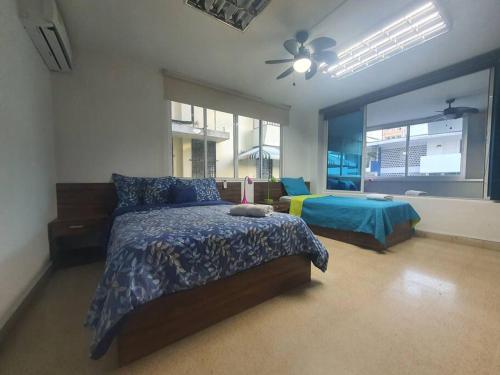 パナマシティにあるR-8 Amplio apartamento en zona turística.のベッドルーム1室(ベッド1台、シーリングファン付)