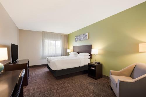 Katil atau katil-katil dalam bilik di Sleep Inn & Suites North Mobile Saraland