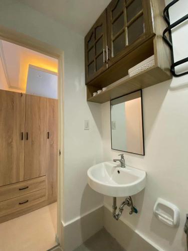 een badkamer met een wastafel en een spiegel bij La Casa De Modena in Minglanilla