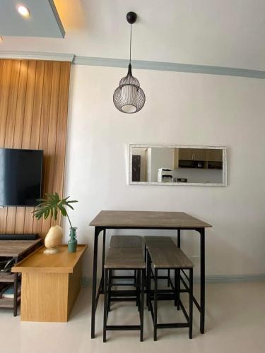 Minglanilla的住宿－La Casa De Modena，一间带桌椅和电视的用餐室