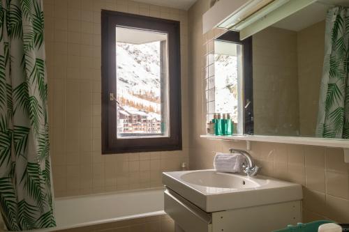 a bathroom with a sink and a window at Val d'Isère - Pied des pistes 4 pers in La Daille