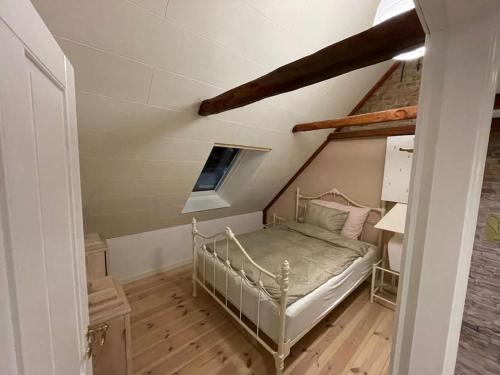 a bedroom with a bed in a attic at Byhus-lejlighed med sjæl og privat gårdhave in Hurup