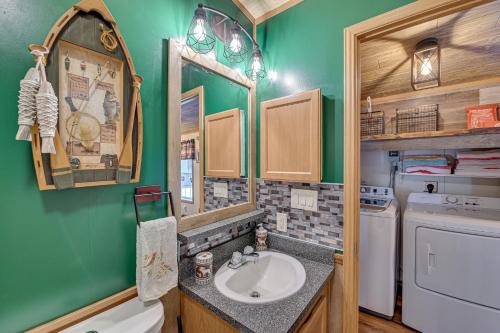 La salle de bains est pourvue d'un lavabo, d'un lave-linge et d'un sèche-linge. dans l'établissement Northville Cabin with Fire Pit, 4 Mi to Boat Ramp!, à Northville