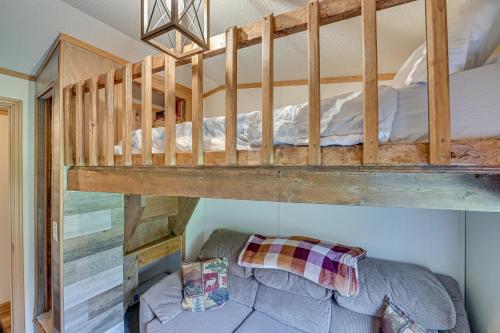 Ce lit superposé se trouve dans un dortoir doté d'un canapé. dans l'établissement Northville Cabin with Fire Pit, 4 Mi to Boat Ramp!, à Northville