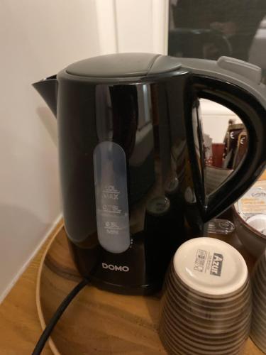 Příslušenství pro přípravu čaje a kávy v ubytování B&B l'Aigrin