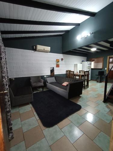 salon z kanapą i kominkiem w obiekcie Alquilo duplex temporario w mieście Posadas