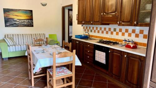 cocina con mesa y cocina con fogones en Casetta Pegaso, en Cammarata