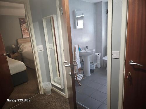 La petite salle de bains est pourvue d'un lavabo et de toilettes. dans l'établissement A Home From Home 3, à Plymouth