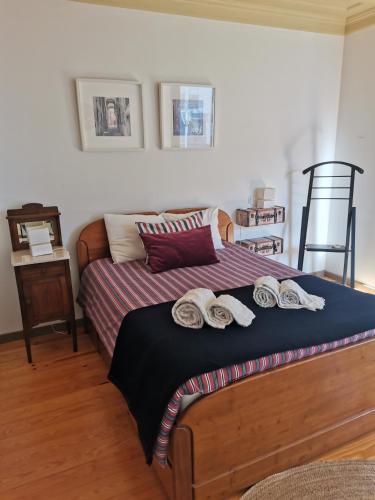 a bedroom with a bed with two towels on it at Casinha de Sao Gião in Tomar