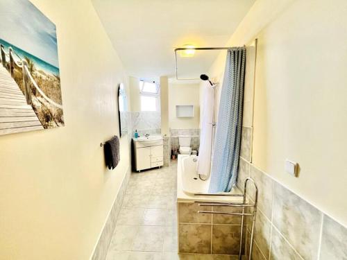 uma casa de banho com um lavatório e um espelho em Casa Amarela by Your Madeira Rentals em Ponta do Sol