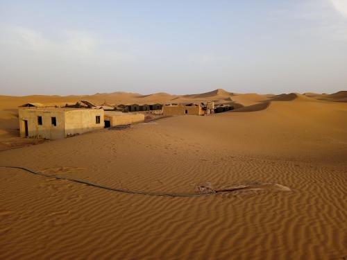 a building in the middle of the desert at Bivouac Liguera chez Ahmed in Mhamid
