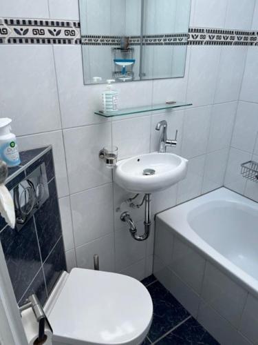 a bathroom with a toilet and a sink at Vakantiebungalow in Riviera Maison stijl nabij zee en strand, bos en duin in Warmenhuizen