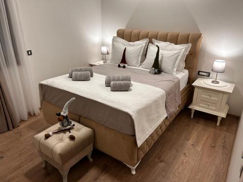 um quarto com uma cama grande e uma cadeira em Ivana&Luka-superior wellnes em Brela