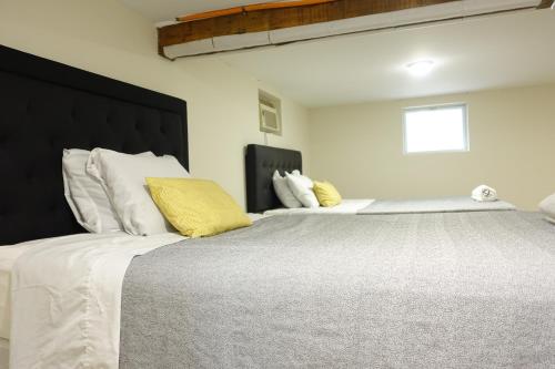 Postel nebo postele na pokoji v ubytování Best EWR Airport Studio-Hot Tub-Free Parking