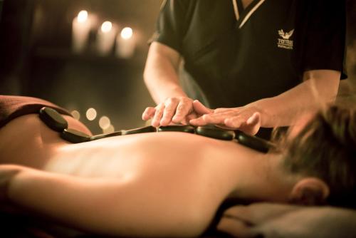 a man cutting a womans back in a salon at Termas de Papallacta in Papallacta