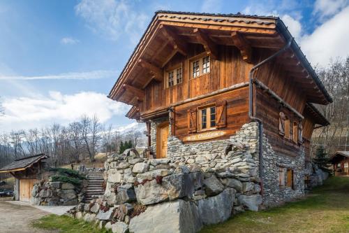une cabane en rondins sur un mur de roche dans l'établissement Le Chalèzon MERIBEL, à Les Allues