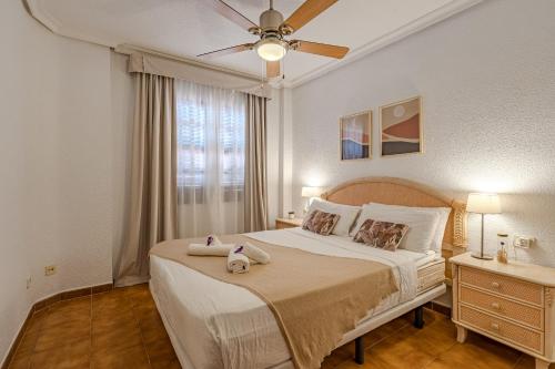 een slaapkamer met een bed met twee knuffels erop bij Albatros Comfort Home in San Miguel de Abona